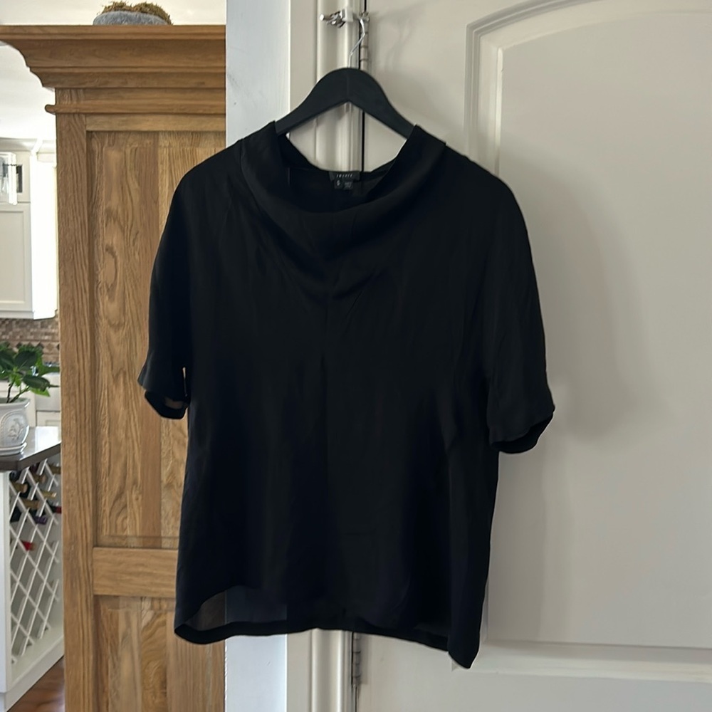 🎀 THEORY silk black short sleeve pull over blouse medium